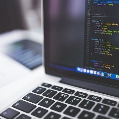 computador com códigos